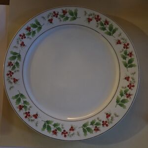 Royal Norfolk Christmas Holly & Berry Gold Rim Band 2002 10" Dinner Plates Fine